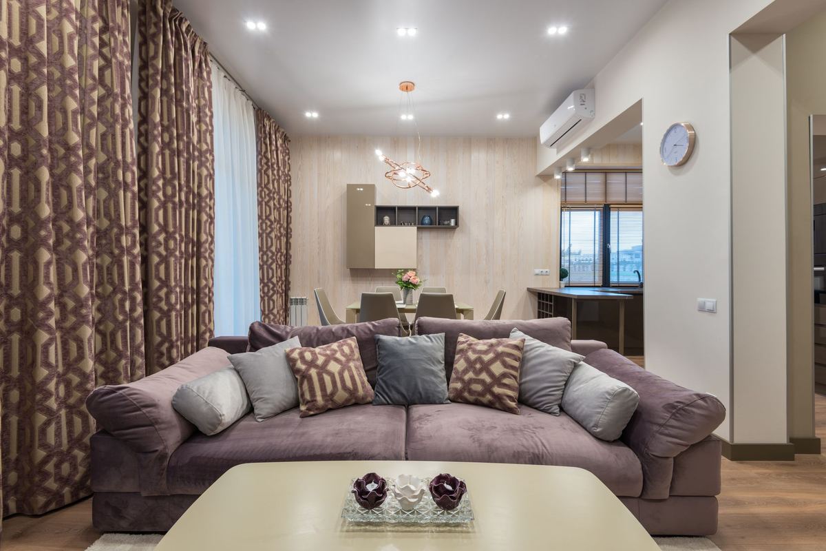 Furnished living room with a long cushioned sofa and a coffee table